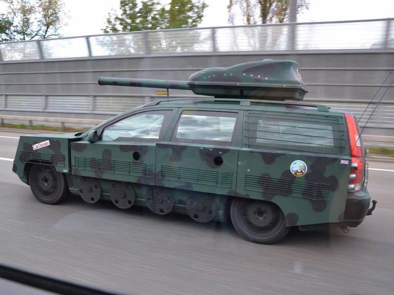 Volvo Jadul Disulap Jadi Tank Perang