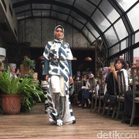 Ini merupakan salah satu outerwear berpotongan mullet dengan motif batu-bata yang dibuat menggunakan teknik batik. Detail di pinggang memberikan kesan atraktif. Foto: Dok. Arina Yulistara/Wolipop