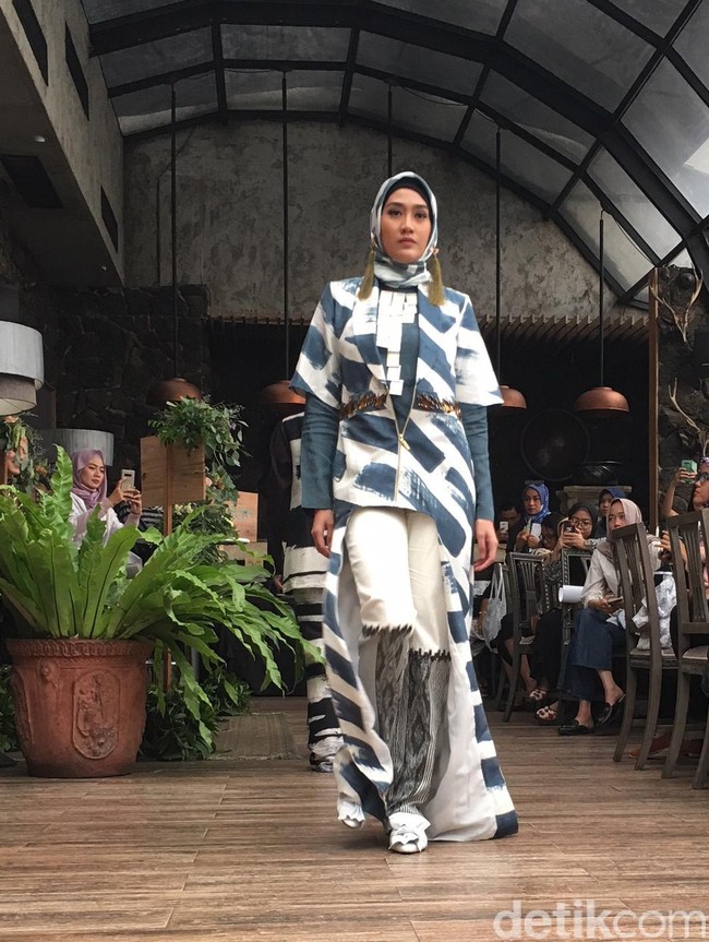 Ini merupakan salah satu outerwear berpotongan mullet dengan motif batu-bata yang dibuat menggunakan teknik batik. Detail di pinggang memberikan kesan atraktif. Foto: Dok. Arina Yulistara/Wolipop