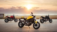 Ducati 812 model 2018 ditawarkan dengan beberapa piilihan warna, yaitu Ducati Yellow with black frame and wheels, Ducati Red with red frame and black wheels, serta Dark Stealth with black frame and black wheels. Foto: Ducati