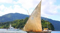 Apa saja yang bisa kamu temukan? Langit biru yang bersih, terjun ke lautan yang lembut, berenang dengan kura-kura hijau dan lumba-lumba berhidung botol. Lelah perjalanan pasti terbayarkan (Anisha Shah/BBC)