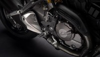 Ducati 812 model 2018 ditawarkan dengan beberapa piilihan warna, yaitu Ducati Yellow with black frame and wheels, Ducati Red with red frame and black wheels, serta Dark Stealth with black frame and black wheels. Foto: Ducati