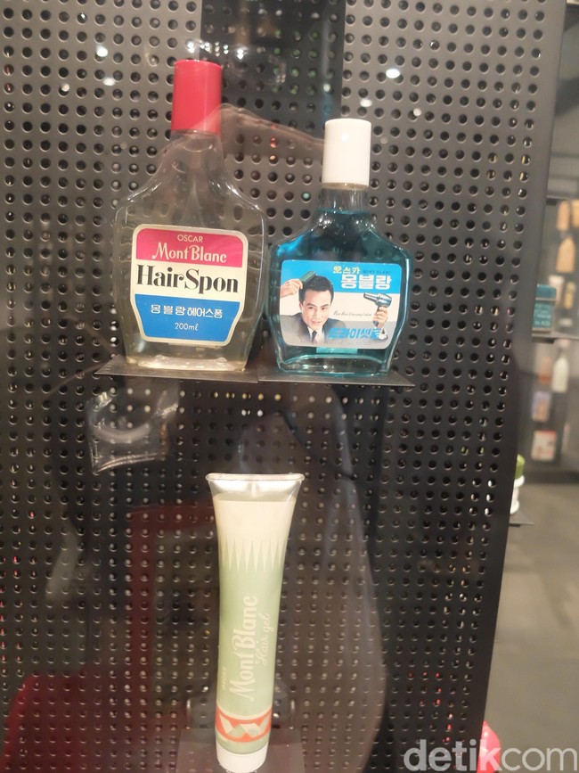 Di tahun 60-an produk rambut untuk pria juga terlihat jadul. Model pria terpampang nyata di botol produk.Foto: Kiki Oktaviani/Wolipop