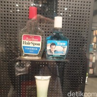 Di tahun 60-an produk rambut untuk pria juga terlihat jadul. Model pria terpampang nyata di botol produk.Foto: Kiki Oktaviani/Wolipop