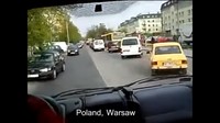 Sebaliknya, pemandangan berbeda terlihat di Warsawa, Polandia. Meski jalanan ramai kendaraan, mobil-mobil mau berhenti bergerak dan menepi untuk memberi jalan mobil ambulans di tengah jalan dua arah. Foto: Youtube/Heavy Broadcast