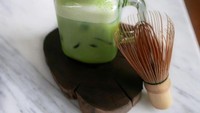 Berasal dari Singapura, Daphne Tan yang berusia 17 tahun meracik aneka minuman dengan tampilan unik. Salah satunya green latte dengan gambar anjing menyembul yang terbuat dari busa kopi.