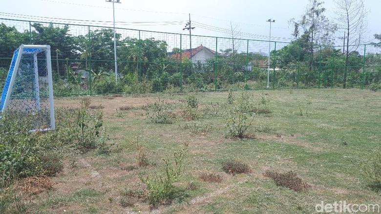 Bu Risma... Lapangan Sepakbola Mini di Kutisari Ini Tak Terawat Bu Risma... Lapangan Sepakbola Mini di Kutisari Ini Tak Terawat