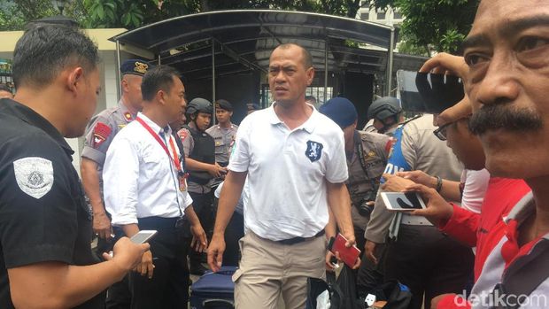 Dari hasil pemeriksaan, ternyata tidak ditemukan benda-benda yang mencurigakan