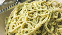 Saus pesto yang dibuat dari daun basil segar, pine nuts dan keju ini sangat aromatik. Kini mulai dipadukan dengan alpukat agar rasanya lebih creamy.Foto: Istimewa