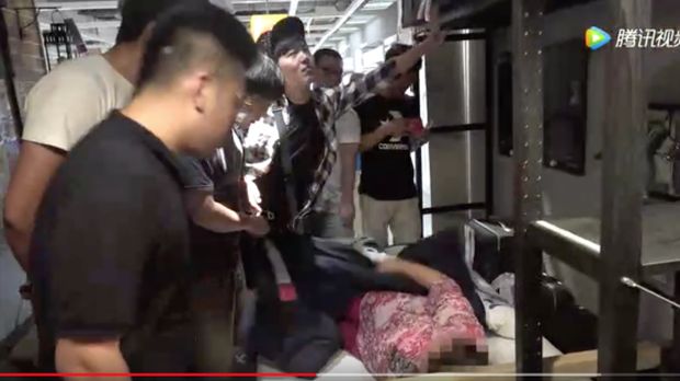  Tren Nyeleneh di China: Tidur di Toko Furnitur