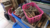 Ada juga kios yang menjual peralatan upacara ritual seperti bambu kuning, patung, dupa, hingga kemenyan.