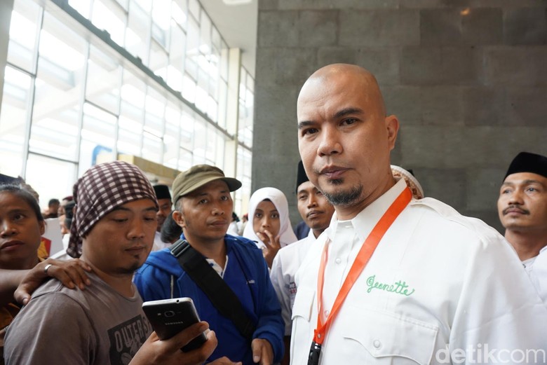 Cibir Nikahan Kahiyang Lalu Ucapkan HUT ke Fahri, Ahmad Dhani Terus Diserang Cibir Nikahan Kahiyang Lalu Ucapkan HUT ke Fahri, Ahmad Dhani Terus Diserang