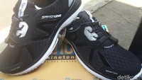 Ini sepatu buatan UMKM 910 dengan tulisan Sandi Uno yang dipakai Sandiaga. Sandi mengungkapkan, saat awal diluncurkan, sepatu tersebut berharga Rp 399.000. Dua minggu kemudian, harganya turun menjadi Rp 200.000 setelah muncul imitasinya.