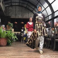 Dian Pelangi juga bermain dengan detail sisik ikan dan aksesori seperti anting sebagai pelengkap penampilan.  Foto: Dok. Arina Yulistara/Wolipop