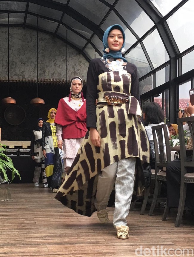 Dian Pelangi juga bermain dengan detail sisik ikan dan aksesori seperti anting sebagai pelengkap penampilan.  Foto: Dok. Arina Yulistara/Wolipop