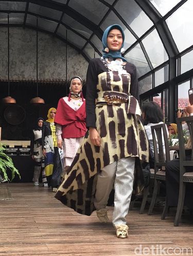 Koleksi Dian Pelangi.