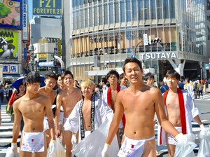 Hanya Pakai Cawat, Pria-pria Tokyo Bersihkan Jalan