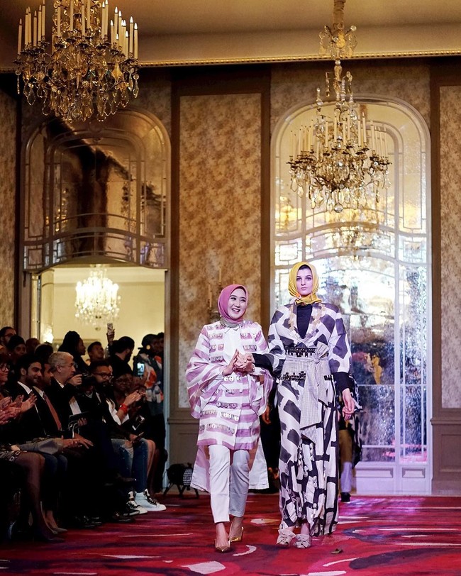 Dian Pelangi mengeluarkan koleksi bertajuk ‘Dear Paris’ di International Fashion Summit (Sommet International de la Mode), Paris Fashion Week for Peace yang bertempat di Hotel Plaza Athenee, Paris, Prancis. Desainer 26 tahun ini menyajikan koleksi yang warna-warni terinspirasi dari kota Paris. Foto: Dok. Instagram @dianpelangi