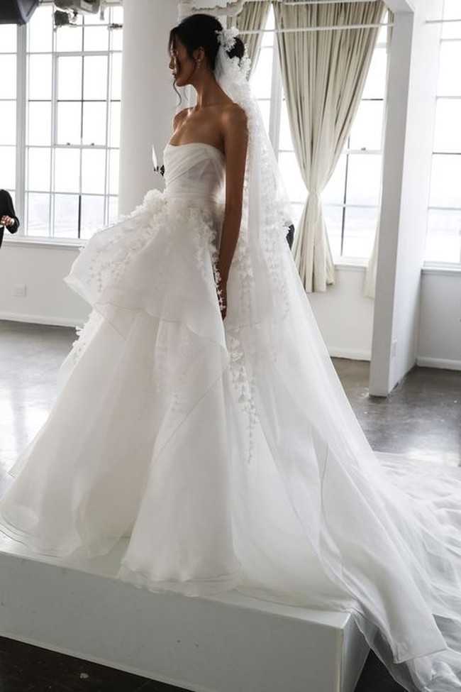 Gaun Marchesa satu ini pantas menginspirasi Anda yang ingin cari baju pernikahan dengan ornamen unik. (Foto: Getty Images)