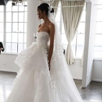 Gaun Marchesa satu ini pantas menginspirasi Anda yang ingin cari baju pernikahan dengan ornamen unik. (Foto: Getty Images)