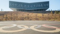 Stadion Ordos berkapasitas 35 ribu penonton ini pun lengang dan sunyi tak pernah dipakai (Raphael Olivier/CNN Style)