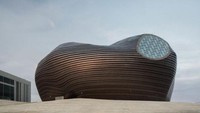 Bangunan-bangunan kosong dan berskala besar itu di kelilingi oleh gurun. Seperti Museum Ordos yang di arsiteki arsitek terkenal MAD pun kosong (Raphael Olivier/CNN Style)