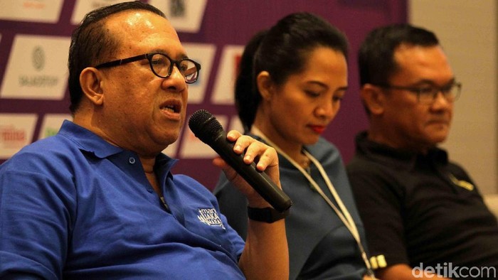 Chairman Jakarta Marathon Sapta Nirwandar (kedua kiri), VP Corporate Communications Bank Mandiri Maristella Tri Haryanti (kedua kanan), Marketing Director Pocari Sweat Daniel Pieter (kiri), CEO Inspiro Ndang Mawardi (kanan) tengah berbincang usai membuka press conference Mandiri Jakarta Marathon 2017 di Jakarta (18/10/2017). Bank Mandiri kembali menggelar ajang sport tourism Mandiri Jakarta Marathon 2017 (MJM) pada Minggu, 29 Oktober 2017 berkerja sama dengan Kementerian Pariwisata Republik Indonesia, Pemerintah Provinsi DKI Jakarta dan promotor Inspiro. 

Ajang dengan total hadiah Rp 774 juta ini, diikuti 16.000 pelari yang telah terdaftar sebagai peserta, dan lebih dari 1.585 adalah pelari asing dari 50 negara.