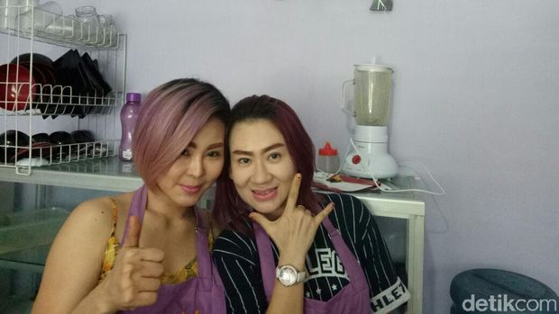 Kompaknya Pemilik Kedai Bakmi Janda yang Seksi Meladeni Pembeli