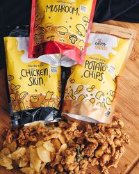 Kriuk! Enaknya Ngemil Kulit Ayam Goreng Tepung dengan Berbalut Saus Telur Asin