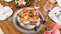 Ayam panggang juga jadi menu sederhana yang pasti disukai seluruh anggota keluarga. Karenanya Anda harus bisa membuat sajian ini sebelum umur 30. Foto: Istimewa