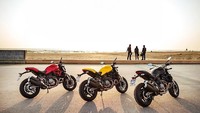 Ducati 812 model 2018 ditawarkan dengan beberapa piilihan warna, yaitu Ducati Yellow with black frame and wheels, Ducati Red with red frame and black wheels, serta Dark Stealth with black frame and black wheels. Foto: Ducati