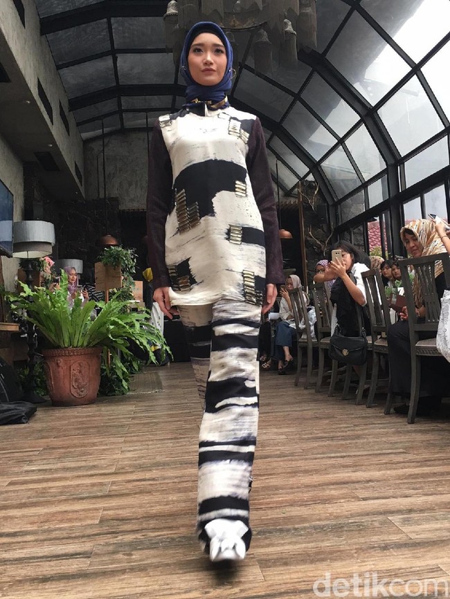 Ada pula padu padan blouse dan celana lurus longgar yang berpotongan clean. Nuansa monokrom juga terlihat pada beberapa rancangan busananya. Foto: Dok. Arina Yulistara/Wolipop