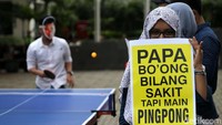 Selain main pongpong, mereka juga membawa sejumlah poster.