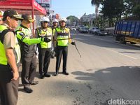 Menggunakan sepeda motor Kapolda Jabar cek kawasan Ledeng