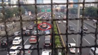 Di Ibukota Jakarta yang sering macet, bahkan di tol sekalipun, membuat banyak orang belum bisa memberi ruang bagi mobil ambulans menjalani tugasnya dalam menyelamatkan nyawa masyarakat yang butuh pertolongan. Dalam video Youtube berjudul How different countries react to Ambulance Sirens international ini, terlihat bagaimana mobil ambulans tidak bisa mendapatkan kesempatan untuk menerobos barisan mobil yang merayap di tol dalam kota. Foto: Youtube/Heavy Broadcast
