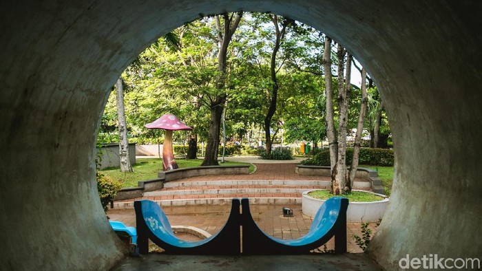 Di tengah hiruk-pikuk kota Tangerang ada sebuah taman yang menjadi tempat favorit bagi warga untuk bersantai. Tempatnya asri, cocok juga untuk melepas penat.