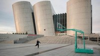 Kota baru Kangbashi di Ordos, Cina bagian utara saat ini hanya tinggal sepersepuluh dari populasi yang diproyeksikan. Perpustakaan Ordos saja seperti ini megahnya (Raphael Olivier/CNN Style)