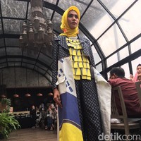Sentuhan artistik tampak pada koleksi yang satu ini. Lihat permainan tabrak corak dan detail yang timbil pada blouse-nya. Kesan eksentrik yang terpancar dari look kali ini. Foto: Dok. Arina Yulistara/Wolipop