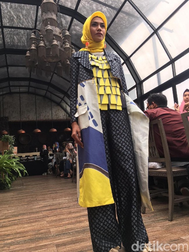 Sentuhan artistik tampak pada koleksi yang satu ini. Lihat permainan tabrak corak dan detail yang timbil pada blouse-nya. Kesan eksentrik yang terpancar dari look kali ini. Foto: Dok. Arina Yulistara/Wolipop