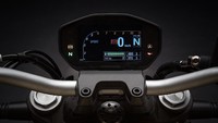 Layar TFT berwarna yang menyajikan informasi seperti posisi gigi dan jumlah bahan bakar hadir pertama kali pada Monster 821 ini.  Foto: Ducati