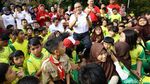 Kunjungi 3 SD, Anies-Sandi Diserbu Para Murid