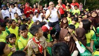 Setelah itu, Anies dan Sandi pun ikut bernyanyi mars SDN 04 Pagi Cawang.