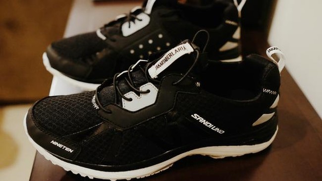 Lewat situs Jakarta Berlari, sepatu SandiUno berwarna hitam dan sol putih itu dijual secara terbatas. Hanya ada 500 pasang sepatu yang diproduksi. Foto: Dok. Jakarta Berlari