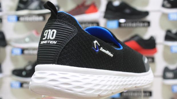 Sepatu Kets yang Dipakai Sandiaga Dirancang Khusus untuk Blusukan