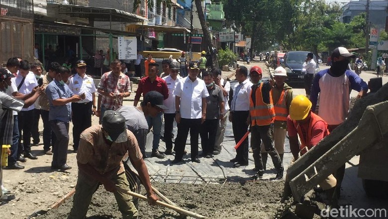 Kenapa Jalan di Medan Baru Diperbaiki Setelah Dikritik Jokowi? Kenapa Jalan di Medan Baru Diperbaiki Setelah Dikritik Jokowi?