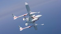 Pesawat luar angkasa Virgin Galactic saat uji terbang di ruang udara bumi. Greg Beach/Inhabitat.
