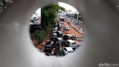 Jalan Metro Pondok Indah Menyempit, Kendaraan Mengular