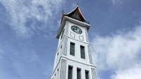 Bedanya, Jam Gadang dibangun lebih modern dengan puncak menara berbentuk Bagonjong (rumah adat Minangkabau). Sedangkan Big Ben dibangun dengan gaya gothik (Randy/detikTravel)