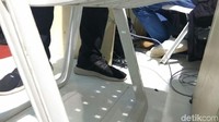 Sandi mengungkapkan, saat awal diluncurkan, sepatu tersebut berharga Rp 399.000. Dua minggu kemudian, harganya turun menjadi Rp 200.000 setelah muncul imitasinya.