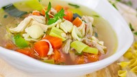 Cuaca dingin cocok dilewati dengan menyantap sup ayam. Anda juga bisa menambahkan pasta ukuran kecil seperti makaroni untuk melengkapinya.